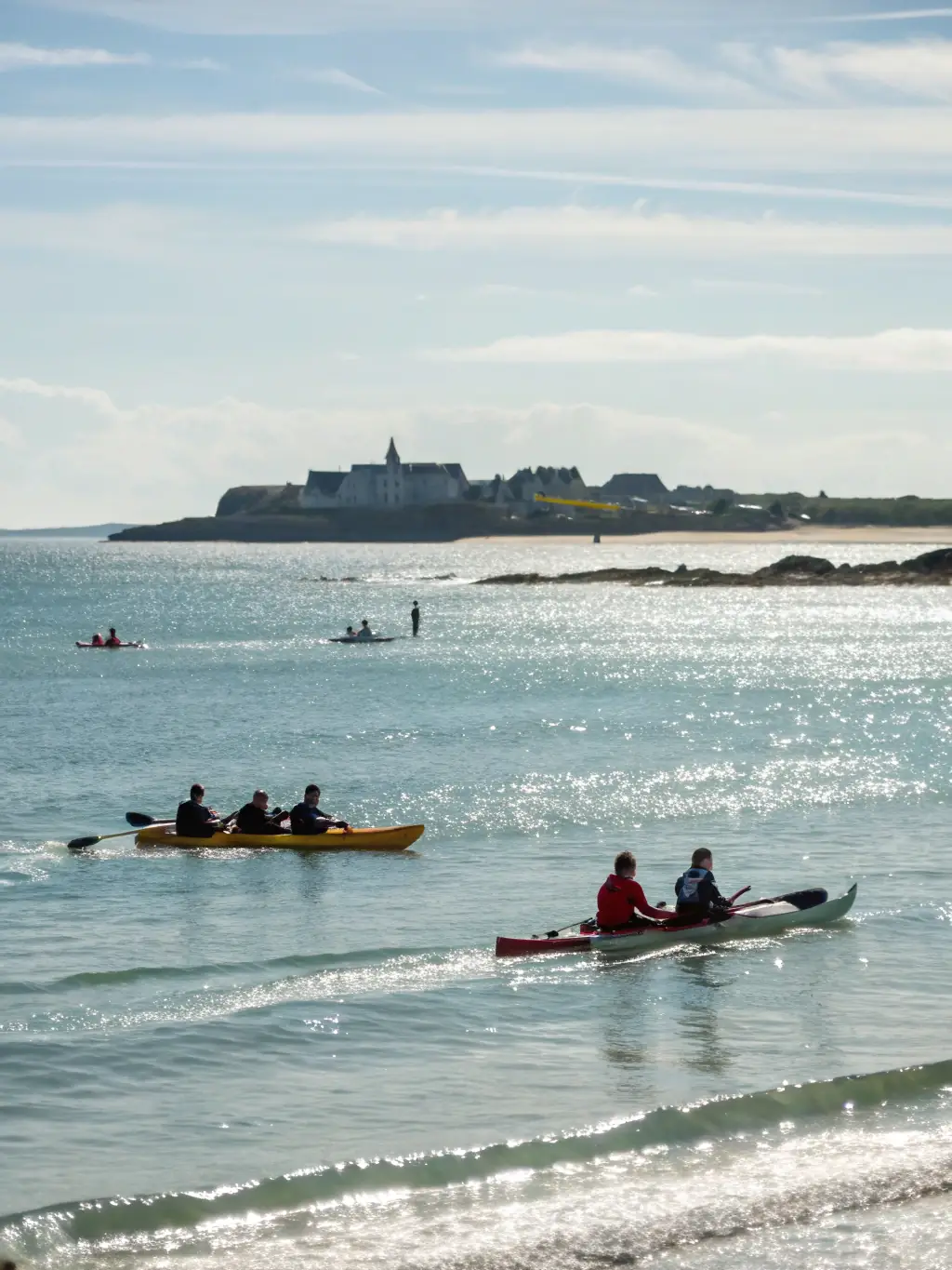 A group of people paddling kayaks on the Trieux River during a sunny day, showcasing the nautical excursions offered by ASSOCIATION DE PLAISANCE DE PLEUDANIEL.
